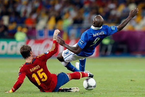 Das spanische Spiel ist geprägt von technischer und taktischer Klasse, aber auch von hartem Körpereinsatz. Sergio Ramos holt Mario Balotelli unsanft von den Beinen.