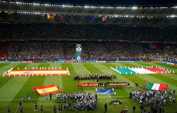 Im Endspiel der EURO 2012 treffen Spanien und Italien aufeinander. Schon vor Anpfiff ist klar: Spanien hat die große Chance Fußball-Geschichte zu schreiben: Besiegen sie heute Italien, haben sie als erstes Team überhaupt drei große Turniere nacheinander gewonnen.