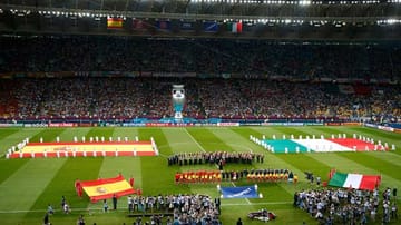 Im Endspiel der EURO 2012 treffen Spanien und Italien aufeinander. Schon vor Anpfiff ist klar: Spanien hat die große Chance Fußball-Geschichte zu schreiben: Besiegen sie heute Italien, haben sie als erstes Team überhaupt drei große Turniere nacheinander gewonnen.