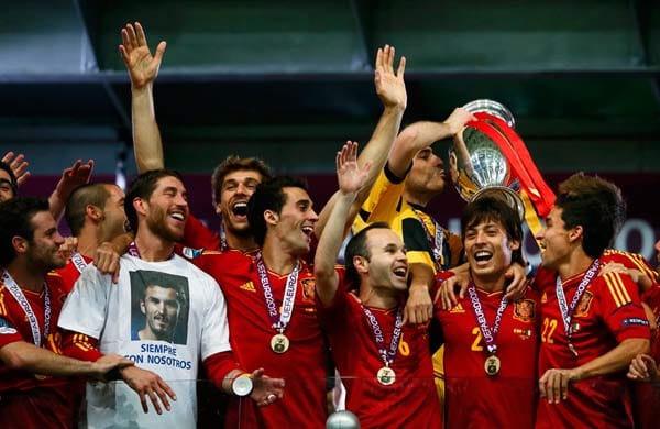 Kapitän Casillas reckt den Pokal in die Höhe - der Jubel kennt keine Grenzen mehr.