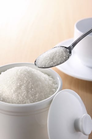 Wer regelmäßig Kortison einnehmen muss, sollte sparsam mit Salz, Zucker und Fetten sein.