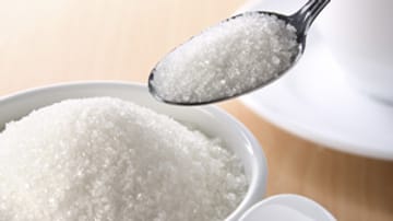 Wer regelmäßig Kortison einnehmen muss, sollte sparsam mit Salz, Zucker und Fetten sein.