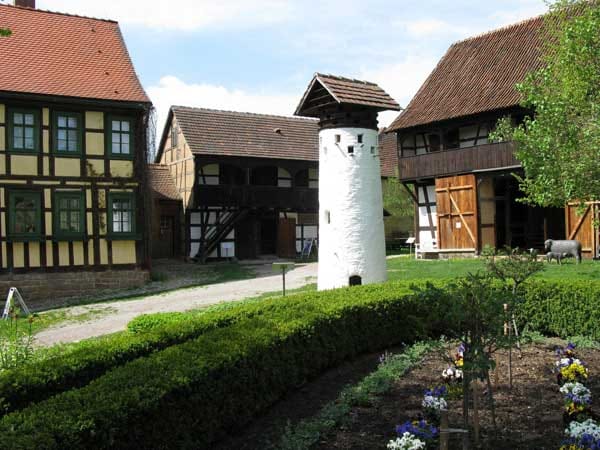 Auch in Hohenfelden gibt es viel zu entdecken. Im Freilichtmuseum steht der alte Hohenfelder Pfarrhof.