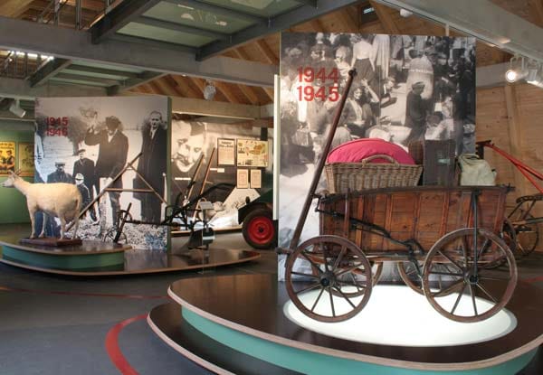 Das ist ein Blick in das Deutsche Landwirtschaftmuseum um das Rittergut Blankenhain. Historische Landmaschinen sind einer der Schwerpunkte des Museums.