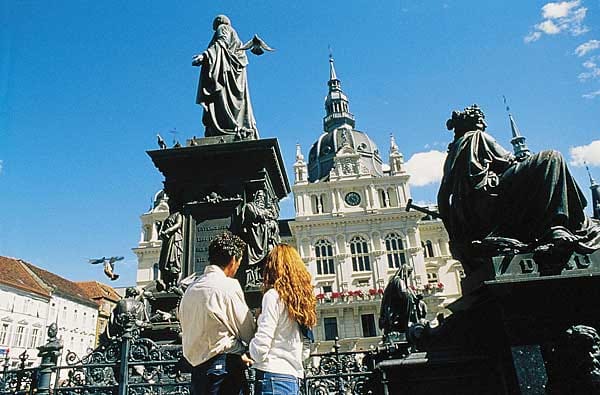 Graz wurde von der Unesco 1999 zum Weltkulturerbe ernannt, 2003 europäische Kulturhauptstadt und 2011 als eine von zehn "Cities of Design" ins weltweite Netzwerk kreativer Städte aufgenommen. Die Stadt zeigt, wie sich Tradition und Moderne vortrefflich verbinden lassen.