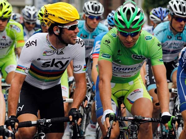 Sprint-Ass Mark Cavendish (li.) plaudert mit dem gestrigen Etappensieger Peter Sagan. Beerbt der Brite den Slowaken heute?