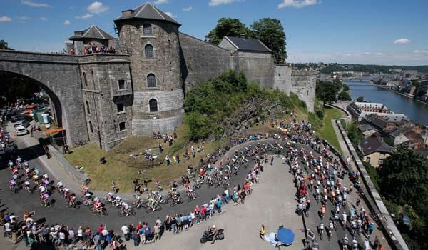 Wunderschön: Die Rad-Profis passieren die Zitadelle in der belgischen Stadt Namur.