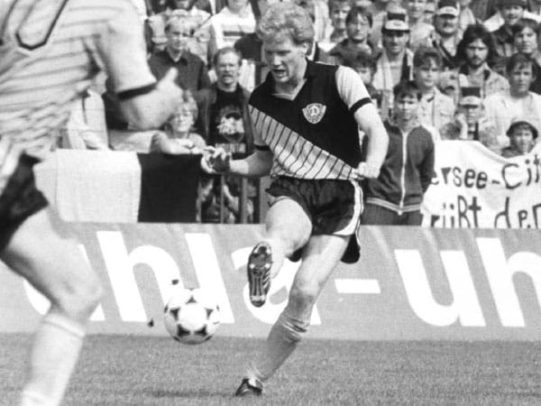 Die Laufbahn von Matthias Sammer beginnt in seiner Geburtsstadt Dresden bei Dynamo. Sein Vater Klaus hatte dem Verein zehn Jahre als Spieler gedient, und ab 1976 versucht sich der junge Matthias in den Jugendmannschaften des Vereins. 1985 stößt er zur Oberliga-Mannschaft und gewinnt zweimal die DDR-Meistschaft.