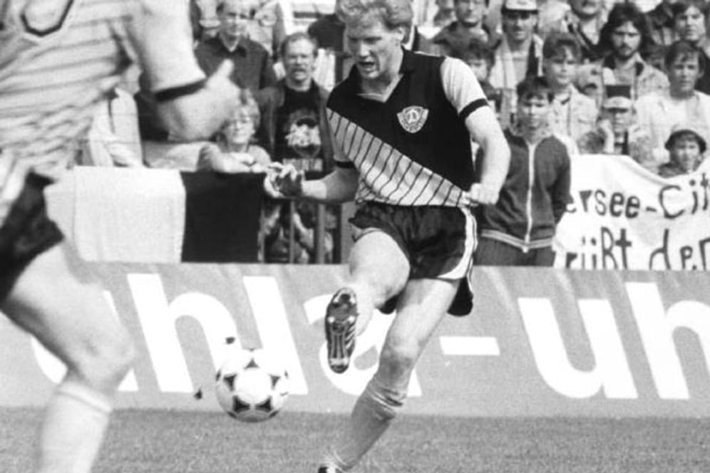 Die Laufbahn von Matthias Sammer beginnt in seiner Geburtsstadt Dresden bei Dynamo. Sein Vater Klaus hatte dem Verein zehn Jahre als Spieler gedient, und ab 1976 versucht sich der junge Matthias in den Jugendmannschaften des Vereins. 1985 stößt er zur Oberliga-Mannschaft und gewinnt zweimal die DDR-Meistschaft.
