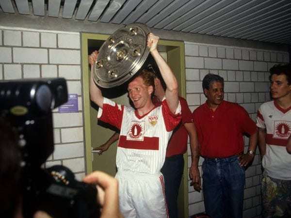Nach der Wende zieht es Sammer in den finanziell lukrativen Westen. Er wechselt 1990 zum VfB Stuttgart und feiert 1992 unter Trainer Christoph Daum die Deutsche Meisterschaft.