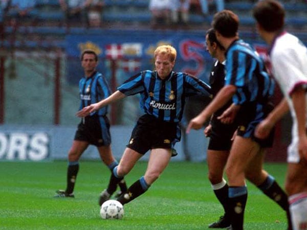 Wie so viele erfolgreiche Kicker seiner Generation zieht es Sammer nach Italien. Jedoch wird er bei Inter Mailand nicht recht glücklich. In der Winterpause der Saison 1992/93, nach elf Einsätzen und vier Toren, geht der Rotschopf zurück nach Deutschland.