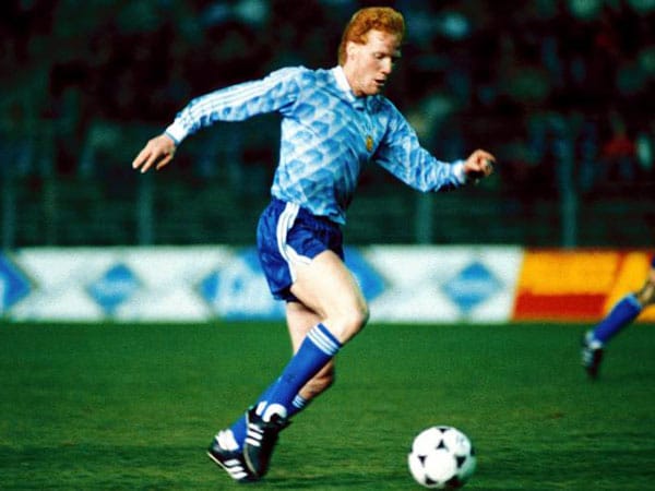 Auch in der Nationalmannschaft findet Sammer schnell einen Platz. Er erzielt sechs Tore in 23 Spielen für die DDR.