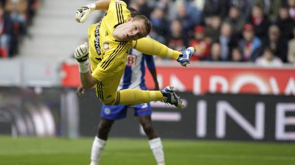 Tor: Bernd Leno ist der zweite heiße Anwärter auf baldige Nominierungen. Der Leverkusener hat sich in kürzester Zeit zu den besten Torhütern der Liga gemausert.