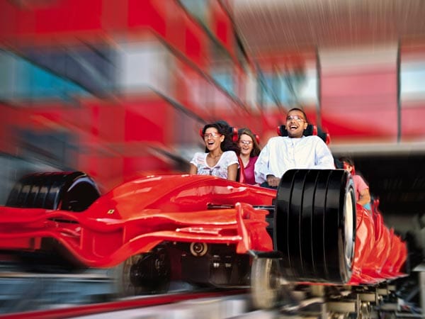 Die Achterbahn Formula Rossa ist wie ein Ferrari-Renner gestaltet. Sie beschleunigt von Null auf 100 in zwei Sekunden – und presst den Fahrer mit 1,7 G in den Sitz. Ein gigantischer Höllenritt mit Adrenalin-Garantie wie beim Start eines Jets auf einem Flugzeugträger.