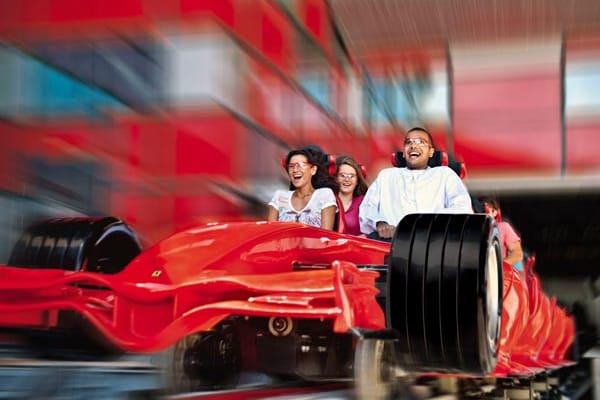 Die Achterbahn Formula Rossa ist wie ein Ferrari-Renner gestaltet. Sie beschleunigt von Null auf 100 in zwei Sekunden – und presst den Fahrer mit 1,7 G in den Sitz. Ein gigantischer Höllenritt mit Adrenalin-Garantie wie beim Start eines Jets auf einem Flugzeugträger.
