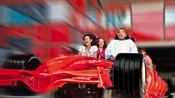 Die Achterbahn Formula Rossa ist wie ein Ferrari-Renner gestaltet. Sie beschleunigt von Null auf 100 in zwei Sekunden – und presst den Fahrer mit 1,7 G in den Sitz. Ein gigantischer Höllenritt mit Adrenalin-Garantie wie beim Start eines Jets auf einem Flugzeugträger.