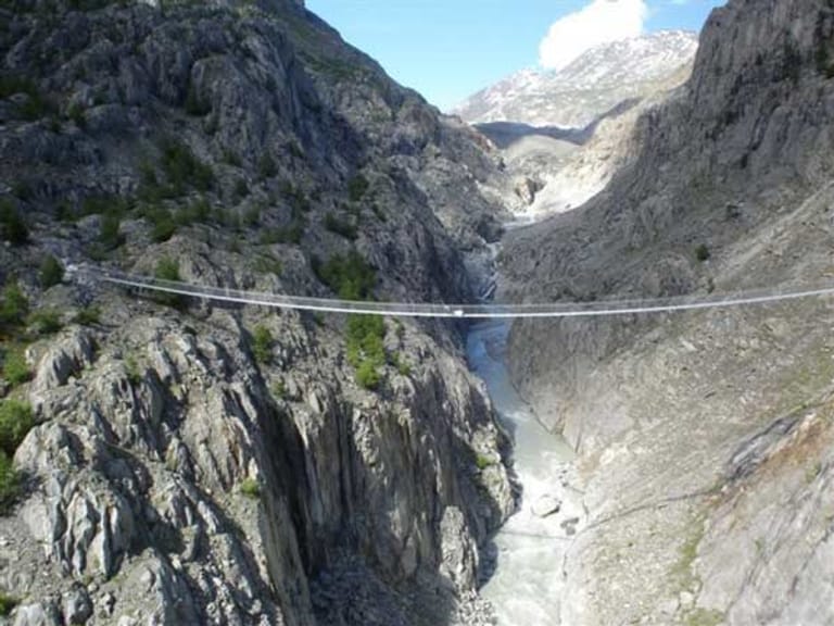 124 Meter lang ist die wackelige Hängebrücke.