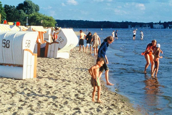 Das beliebteste Ausflugsziel der Berliner an schönen Tagen ist und bleibt das berühmte Strandbad Wannsee am Ostufer des Großen Wannsees.