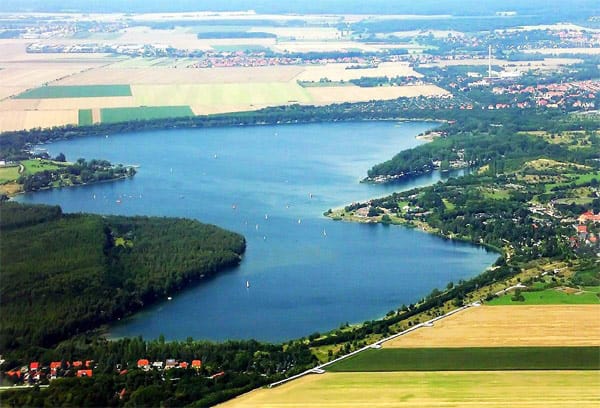 Der Kulkwitzer See besticht mit 36 Metern Tiefe, klarem Wasser und 150 Hektar Wasserfläche. Das Wasser wird als bestes Süßwasser-Tauchrevier Deutschlands gehandelt wird.