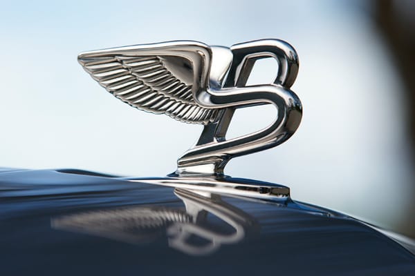 Gegen Aufpreis gibt es bei Bentley ein geflügeltes "B" als Kühlerfigur, die sich wie die berühmte Emily von Rolls-Royce in den Wind streckt oder der Orientierung dient.