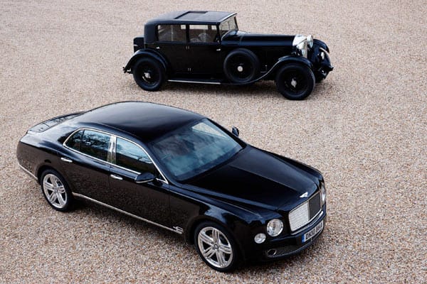Die Formensprache des Mulsanne lehnt sich an historische Vorbilder aus dem eigenen Haus, wie dem legendären "8 litre", an. Anders als bei Rolls-Royce öffnen sich die riesigen und schweren Türen konventionell und nicht gegenläufig. Geschlossen werden sie sanft mit der Servo-Softclose-Automatik.
