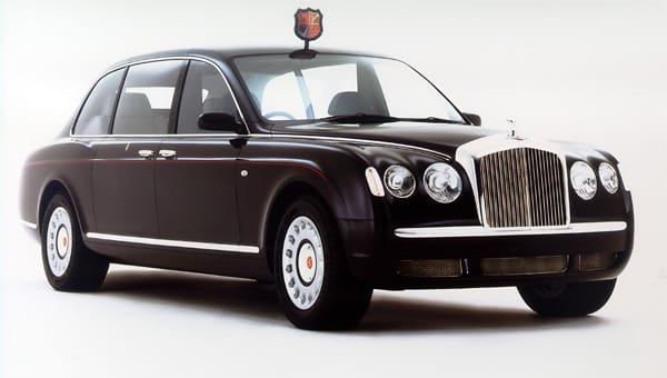 Was viele gar nicht wissen: Queen Elisabeth II lässt sich seit vielen Jahren nicht mehr in einem Rolls-Royce, sondern in einer ihrer beiden Bentley State Limousinen chauffieren.