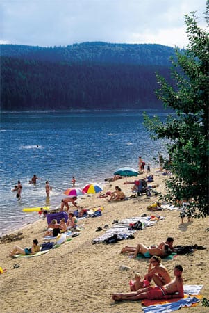 Baden macht Spaß, Spaßbaden noch mehr - das ist das Motto im Freizeitbad Aqua Fun in Schluchsee direkt am See mit Wasserpilz, Sprudelbecken, 75 Meter langer Riesenrutsche, Fitnessraum, Restaurant und Sonnenterrasse.