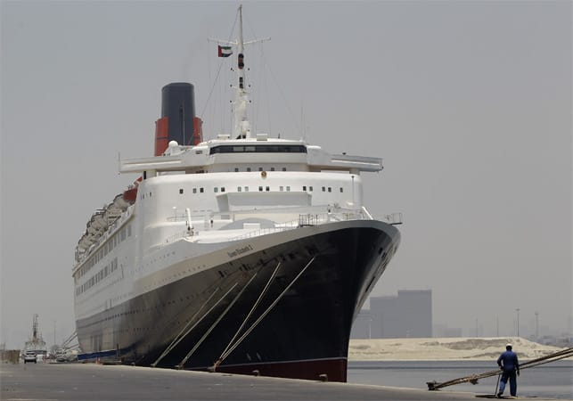 Ursprünglich hätte das Schiff schon kurz nach Ankunft in Dubai zum Hotel umgebaut werden sollen. Doch die Finanzkrise verzögerte das Vorhaben.