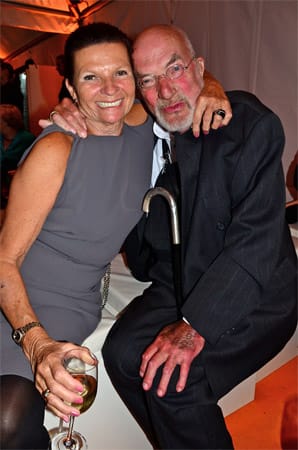 So verliebt zeigten sich TV-Star Peter Lustig (74) und seine elf Jahre jüngere Ehefrau Astrid Berge beim ZDF-Sommerfest auf der Berliner Museumsinsel.