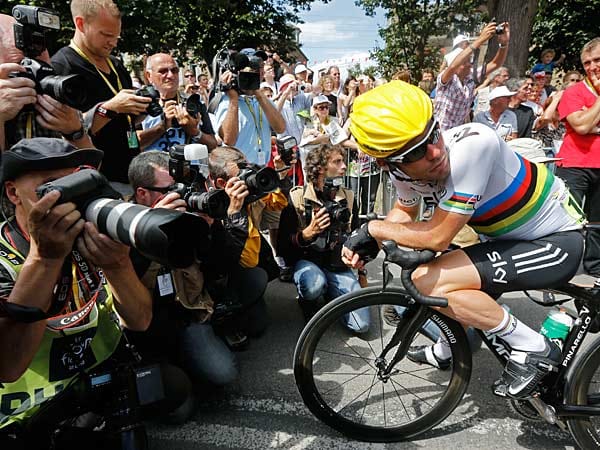 Im Fokus: Bereits vor der Etappe nach Rouen stand Mark Cavendish im Blickpunkt der Fotografen. Der Weltmeister galt als einer der Favoriten auf dem zu erwartenden Sprintfinale der vierten Etappe, die für ihn aber jäh endete.