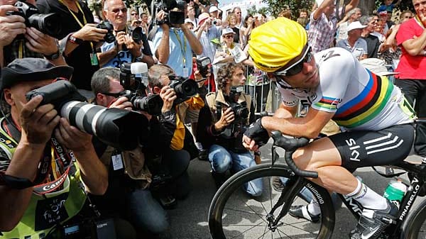 Im Fokus: Bereits vor der Etappe nach Rouen stand Mark Cavendish im Blickpunkt der Fotografen. Der Weltmeister galt als einer der Favoriten auf dem zu erwartenden Sprintfinale der vierten Etappe, die für ihn aber jäh endete.