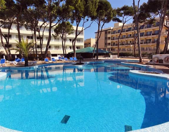 Im "Hotel & Spa S’Entrador Playa"**** in Cala Ratjada, Mallorca, genießt man hier einen einmaligen Blick auf die malerische Bucht oder einen ruhigen Tag am Pool.