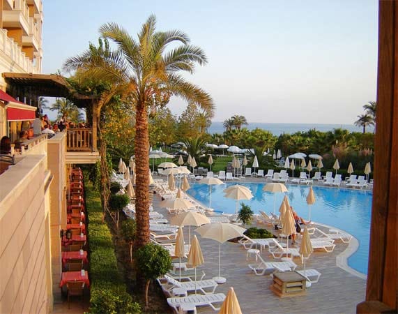 Das im römischen Stil erbaute "Trendy Aspendos Beach Hotel"***** in Side-Gündogdu, Türkei, bietet ganztägig Unterhaltung für Groß und Klein. Die großzügige Poollandschaft sorgt tagsüber für gute Laune.