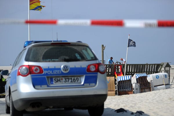 Die Polizei bittet Amrum-Urlauber auch, Fotos vom Sonntag einzureichen. Ein Schnappschuss gibt den entscheidenden Hinweis: Er zeigt Sebastian beim Graben auf dem Spielplatz. Die Polizei bittet Amrum-Urlauber auch, Fotos vom Sonntag einzureichen. Ein Schnappschuss gibt den entscheidenden Hinweis: Er zeigt Sebastian beim Graben auf dem Spielplatz.