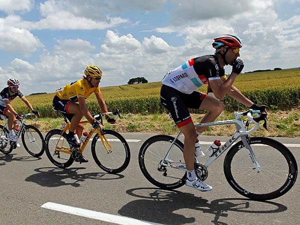 Ein Snack gefällig: Jens Voigt in bekannter Position - als Tempomacher und Aufpasser für seinen Spitzenfahrer. In dem Fall für Fabian Cancellara, dem Träger des Gelben Trikots.