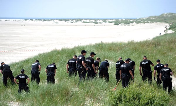 Mit einer ganzen Hundertschaft sucht die Polizei am Strand und in den Dünen der Nordseeinsel. Mit einer ganzen Hundertschaft sucht die Polizei am Strand und in den Dünen der Nordseeinsel.