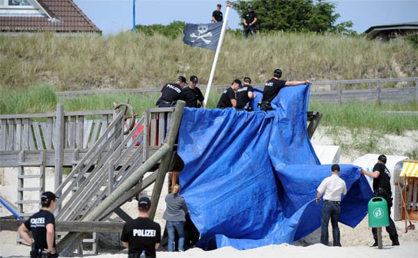 Das "Piratenschiff" bei Wittdün auf Amrum: Hier wird am Mittwoch die Leiche des zehnjährigen Sebastian gefunden. Das "Piratenschiff" bei Wittdün auf Amrum: Hier wird am Mittwoch die Leiche des zehnjährigen Sebastian gefunden.