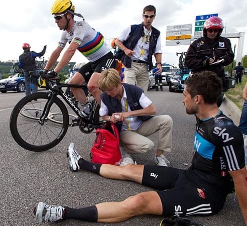 Sitzengeblieben: Während sein Teamkamerad Mark Cavendish wieder auf dem Rad war, musste Bernhard Eisel medizinisch versorgt werden. Letztlich konnte auf der Österreicher die Etappe beenden.