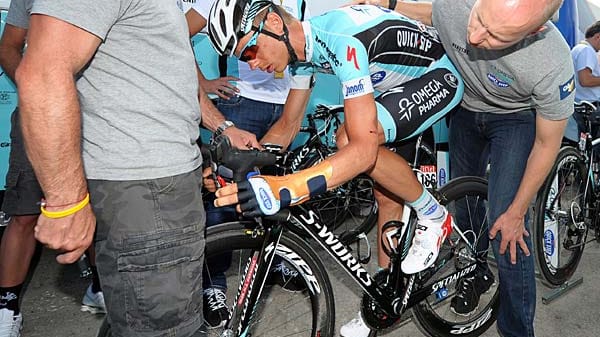 Sitzversuch: Tony Martin, der sich die linke Hand gebrochen hat, probiert vor dem Start der vierten Etappe seine neue Bandage und einen neuen Lenker aus. Der Deutsche meisterte auch diesen Tagesabschnitt - wenn auch mit Schmerzen.