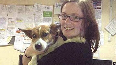 Hund Patch vereint mit seiner Besitzerin