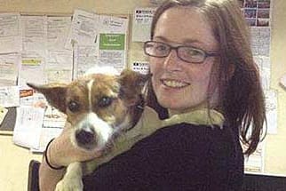 Hund Patch vereint mit seiner Besitzerin
