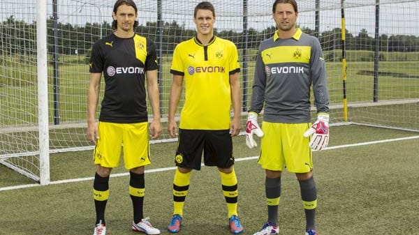 Neven Subotic im Auswärtstrikot des BVB, Sebastian Kehl im Heimdress und Roman Weidenfeller im neuen Torwarttrikot.