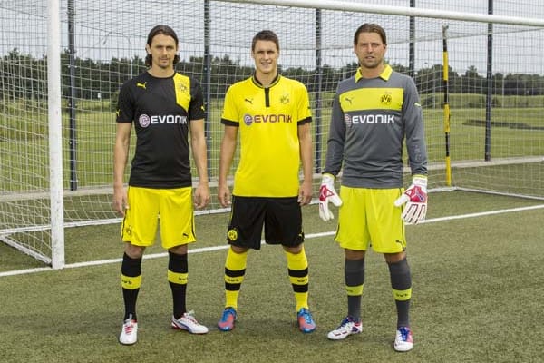 Neven Subotic im Auswärtstrikot des BVB, Sebastian Kehl im Heimdress und Roman Weidenfeller im neuen Torwarttrikot.