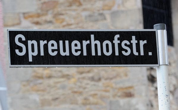 Die Spreuerhofstraße wird schon lange von Reutlinger Stadtführern als Geheimtipp präsentiert. Schon lange ist sie eine Attraktion für Kinder und Jugendliche, die versuchen, sich durch den engen Weg hindurch zu zwängen.