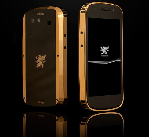 Ebenfalls aus Gold: das mit 24 Karat Gold ummantelte "Grand Touch GCB"-Smartphone von Mobiado, hinter dem sich das "Nexus S" von Samsung verbirgt. Nur mit neu designtem Gehäuse und für einen Preis von umgerechnet etwa 3000 Euro.