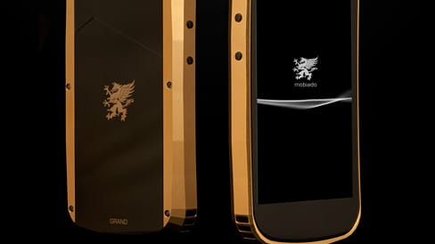 Ebenfalls aus Gold: das mit 24 Karat Gold ummantelte "Grand Touch GCB"-Smartphone von Mobiado, hinter dem sich das "Nexus S" von Samsung verbirgt. Nur mit neu designtem Gehäuse und für einen Preis von umgerechnet etwa 3000 Euro.