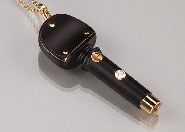 Luxus kann auch schon bei kleinen Dingen beginnen, wie etwa bei der Schmuck-Taschenlampe von Eluxio. Die gibt es dezent in schwarz oder aus Ebenholz, mit Gold und Diamanten verziert. Preis: 1435 Euro.