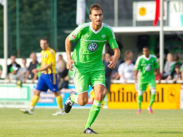 Bas Dost, VfL Wolfsburg: Auch in der Offensive haben sich die Wölfe noch vor dem Abgang von Stürmer Mario Mandzukic, der zum FC Bayern wechselt, nach Alternativen umgesehen und in der Eredivisie zugeschlagen. Der niederländische Torschützenkönig kommt mit der Empfehlung von 32 Saisontoren vom SC Heerenveen, sein Vertrag läuft bis 2017. Seine Kopfballstärke bekam am ersten Spieltag direkt der VfB Stuttgart zu spüren, gegen die Dost in der 90. Minute den Siegtreffer erzielte.