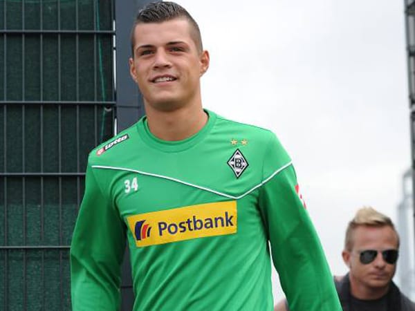 Granit Xhaka, Borussia Mönchengladbach: Der Wechsel des Schweizer Mittelfeld-Talents vom FC Basel zu den Fohlen gilt als Königstransfer. Der 19-jährige Nationalspieler unterschrieb einen Fünfjahresvertrag bis zum 30. Juni 2017 und soll in die Fußstapfen von Marco Reus treten, der zum BVB wechselt. Der 8,5-Millionen-Mann soll mit seiner Spielübersicht die Fäden im Mittelfeld der Fohlen ziehen.