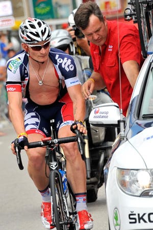 Der Sieger der 4. Tour-Etappe, André Greipel lässt sich am Teamwagen versorgen.